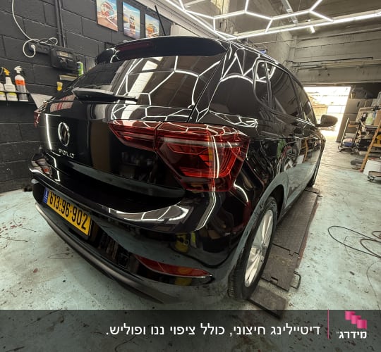רכב שחור מבריק במוסך עם תאורה ייחודית